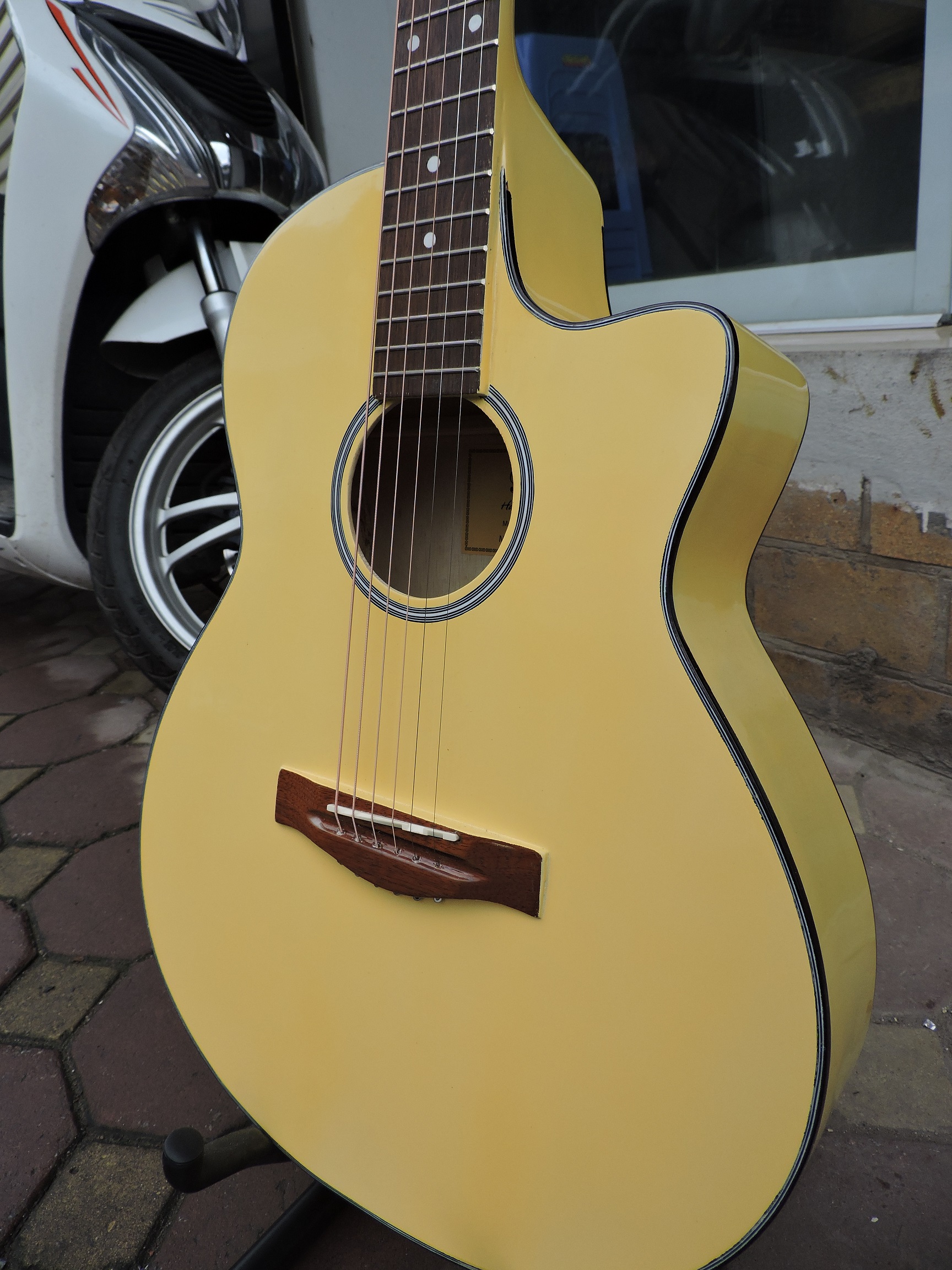 dan_guitar_mau_vang_1