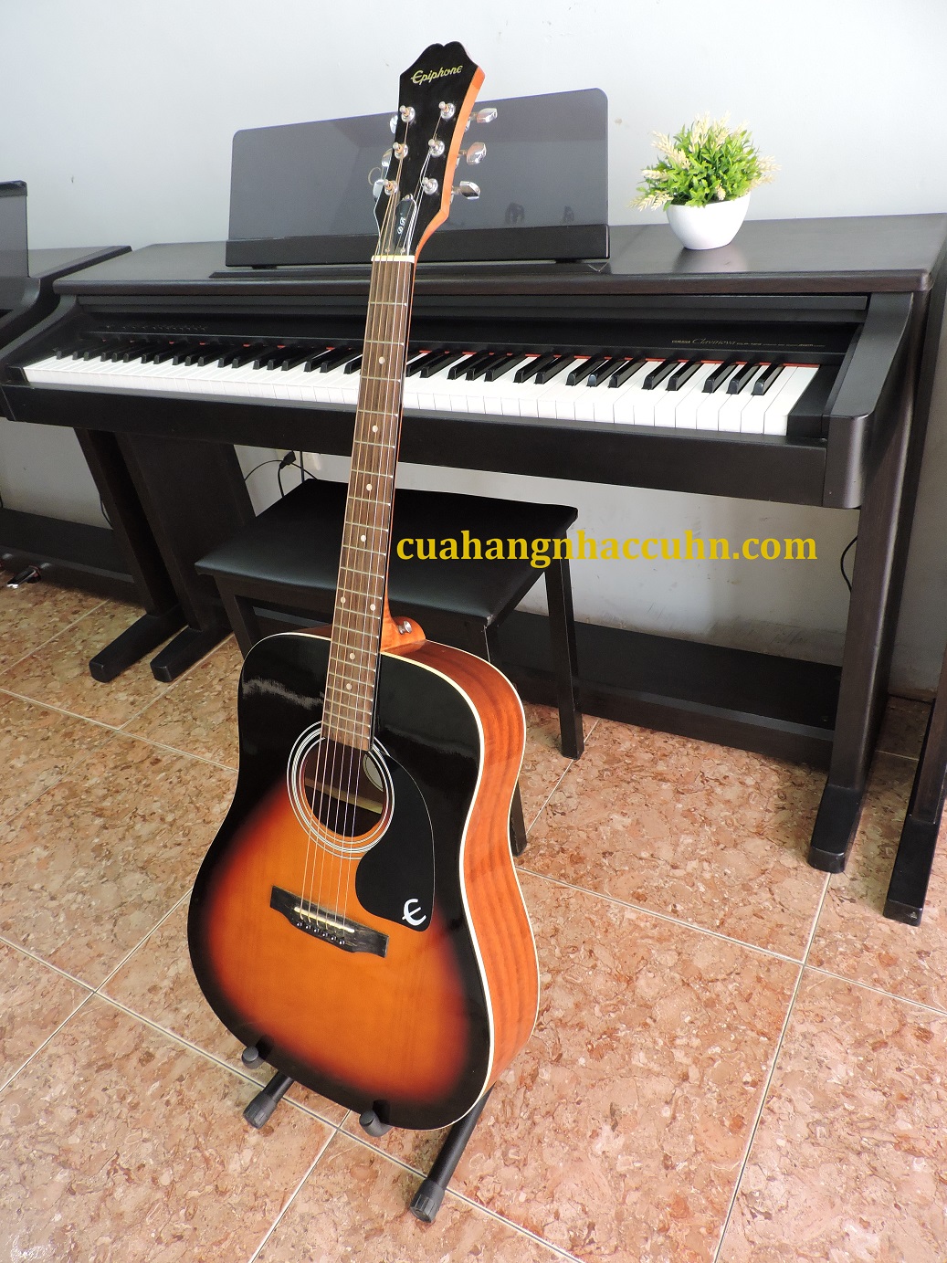 dan_guitar_acoustic_epiphone