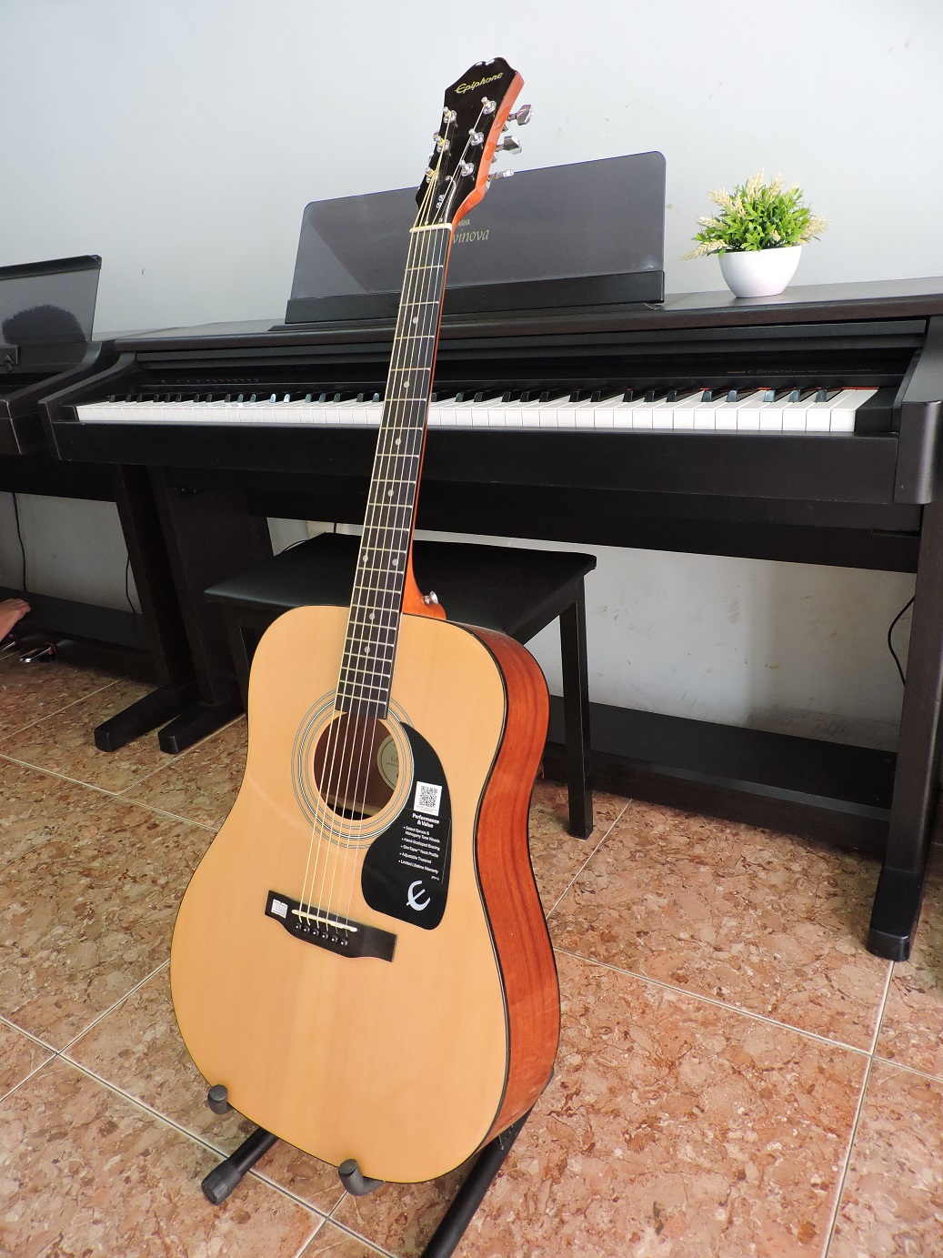 dan_guitar_acoustic_epiphone_dr_100